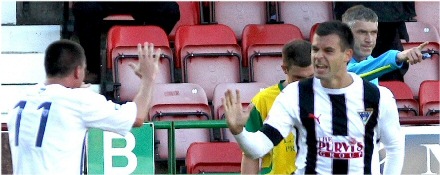 Steven Bell celebrates goal v Cowdenbeath