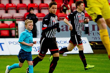 Josh leads out the Pars